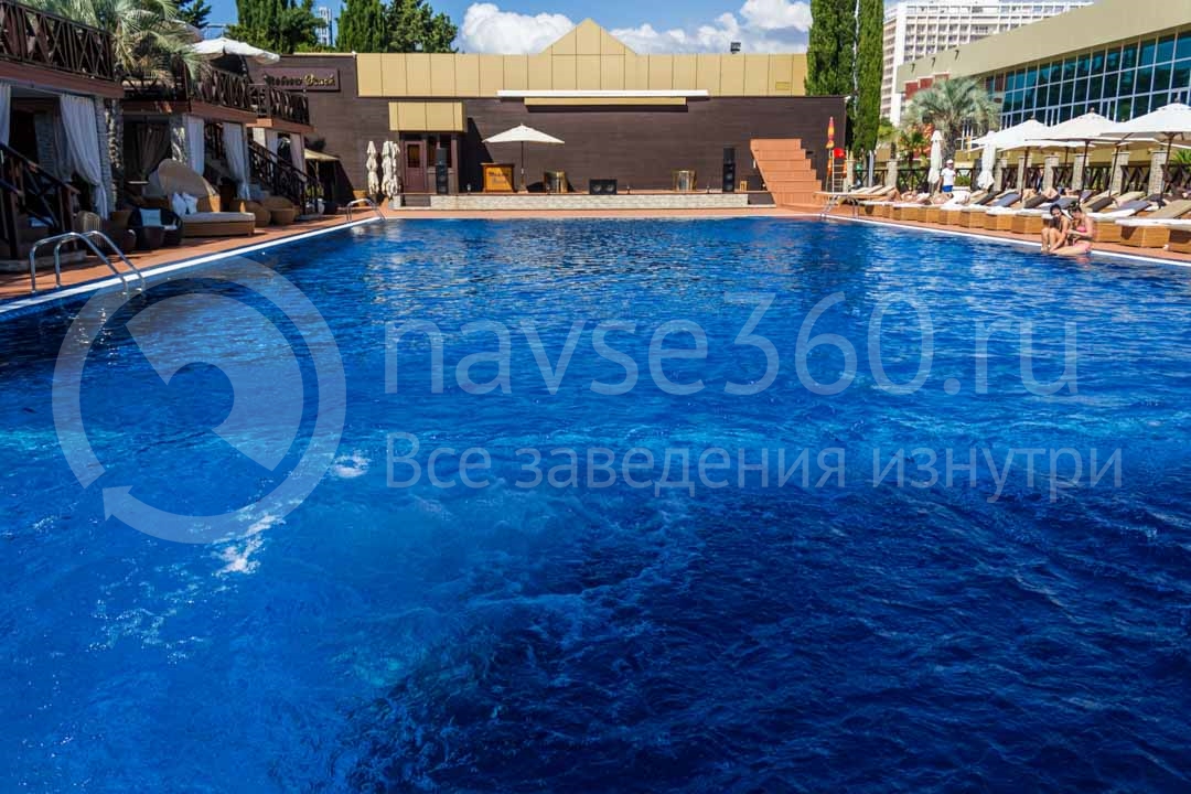 Бассейн в Moscow beach пляжном комплексе в Сочи