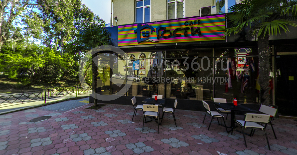Вход в кафе Гости