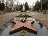 Зеленоградск, Мемориальный комплекс на братской могиле советских воинов и городской сквер
