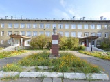 Памятник И.А. Куратову на Октябрьском проспекте