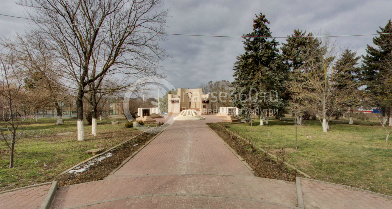 Спуск к памятнику, село Чалтырь, парк